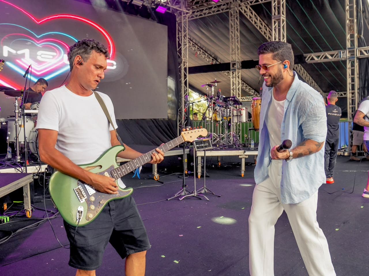 PV Mello dividindo o palco com o guitarrista da banda